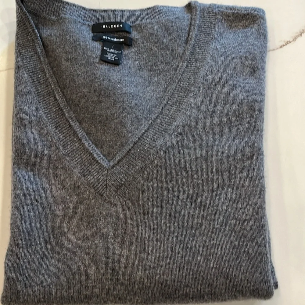 100% Cashmere Men’s V-neck by Halogen. Ribbed along V-neckline, waist & sleeve - Picture 2 of 11